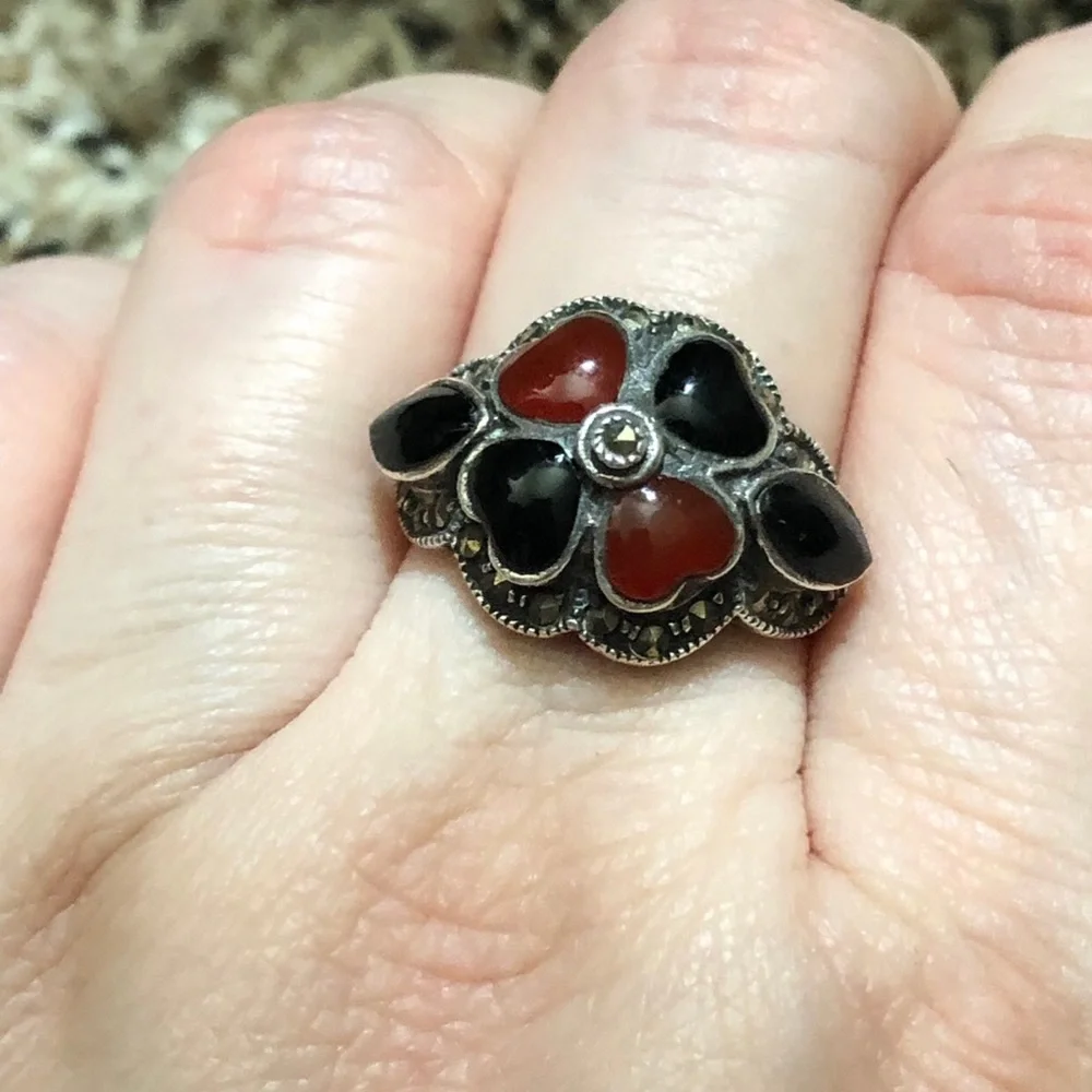 Vintage 925 sterling silver black & red stones & marcasite 8.25-8.5
